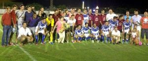 Al final del partido los dos contendientes posaron para losm fotógrafos en el terreno de juego.