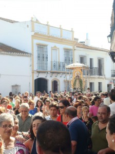 La Virgen de Montemayor, arropada por los moguereños. 