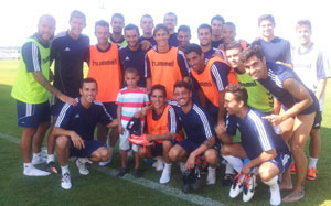 El pequeño Nicolás, con los jugadores del Recre.