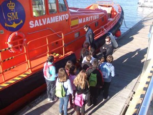 Niños visitan la Salvamar Alborán.