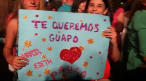 Las seguidoras del cantante malagueño llevaban horas haciendo cola para entrar en el concierto. 