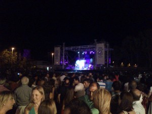 Centenares de onubenses abarrotaron el escenario de 'Música junto a la Ría'.