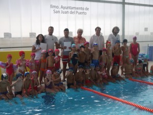 Alumnos de los cursos de natación de San Juan del Puerto.