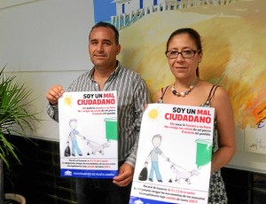 Los concejales puntaumbrieños con los carteles de la campaña.