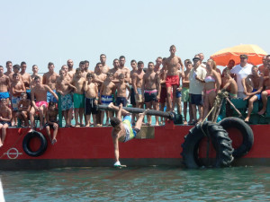 La cucaña es una de las actividades más típicas de las fiestas de Punta Umbría.