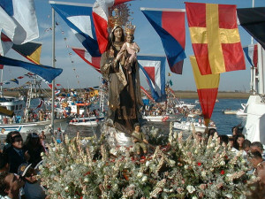 La Virgen del Carmen, arropada por los marineros.