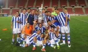 Los jugadores del Recre posan con el trofeo Ciudad de Palma. / Foto: www.recreativohuelva.com.