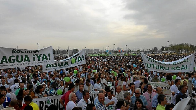 Más de 12.000 onubenses han participado en la manifestación.