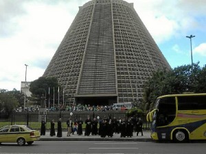 Sacerdotes a las puertas del santuario de Nuestra Señora de Aparecida, patrona de Brasil.