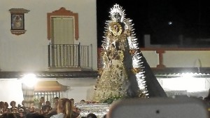 La Virgen ha sido vestida por las hermanas camaristas con el traje denominado de los Montpensier.