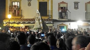 Miles de personas han acompañado a la Virgen en su procesión extraordinaria.