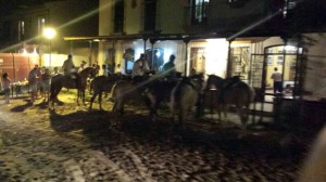 Ambiente que se vivía en El Rocío en la noche de este sábado. 