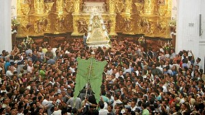 Un momento sobrecogedor en el interior de la Ermita del Rocío.