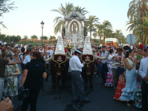 La Virgen de los Milagros, arropada por los palermos. 