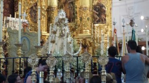 Miles de personas se postran ante el altar de la Virgen del Rocío. 