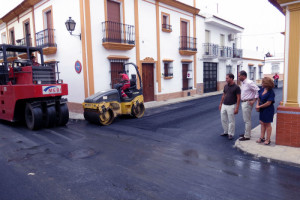 Visita del alcalde a las obras de asfaltado.