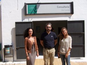 De izquierda a derecha, la delegada territorial, Lourdes Martín; el alcalde de Ayamonte, Antonio Rodríguez, y la directora del Distrito Sanitario Huelva-Costa, Alicia Cominero.