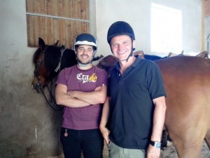 Compartiendo la afición a los caballos con un amigo de Sevilla, residente también en Montpellier.