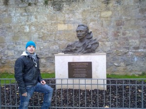 Junto a la estatua de José Martí, en el centro de la ciudad.