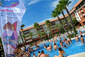 Durante el día, los asistentes se han refrescado en la piscina. / Foto: www.southpopfestival.com/