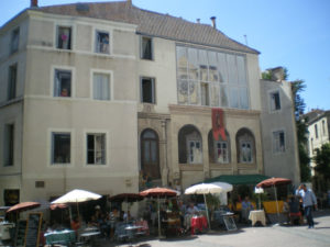 Fachada pintada como si la catedral de Saint Roch se reflejara en una falsa cristalera. Centro de Montpellier.