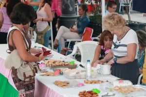 La feria contaba con numerosos stand de productos gastronómicos.