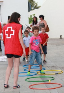 El objetivo de la campaña es concienciar sobre la importancia de conocer pequeños gestos para salvar vidas./ Foto: Radio Cartaya 