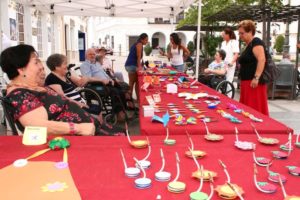 Mercadillo de recuerdos elaborados por los socios del centro.