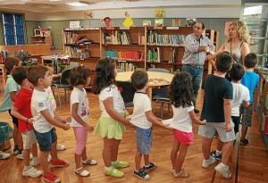 Visita de los escolares a la biblioteca.