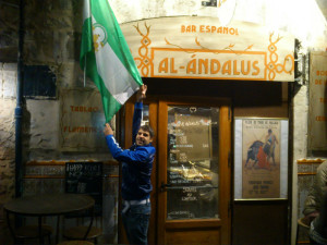 En el bar Al-Andalus, en pleno centro de Montpellier, donde pueden tomarse hasta unas 'Cruzcampos' fresquitas.