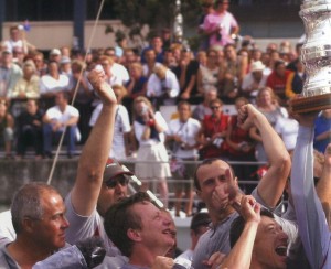 El onubense Manuel Ruiz de Elvira, en primer plano en el centro, celebrando su primera Copa América, en Auckland 2003