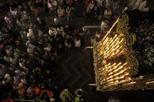 Expectación en la subida de la Virgen hacia la parroquia de la Angustias. / Foto: Javier Losa. 