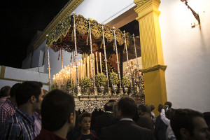 La Virgen saliendo de la Parroquia de las Angustias, para hacer su procesión extraordinaria.