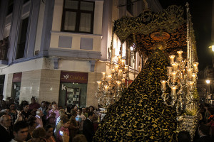 La expectacion del pueblo de Ayamonte por la procesion del Mayor Dolor. / Foto: Javier Losa. 