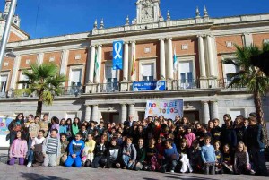 Jóvenes onubenses en el acto contra la violencia de género celebrado en Huelva.