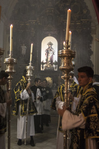 El Cuerpo de Acólitos de la Sagrada Cena de Huelva. / Foto: Javier Losa. 