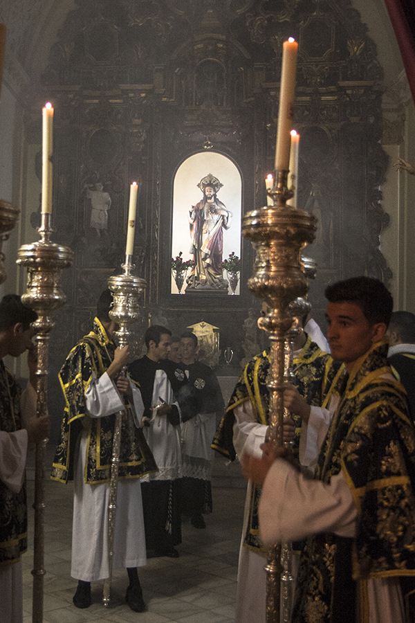 El Cuerpo de Acólitos de la Sagrada Cena de Huelva. / Foto: Javier Losa.