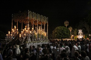 Momento cuando le cantaba la Salve, frente al monumento de las Angustias. / Foto: Javier Losa.