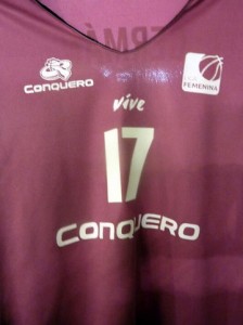 El equipo lucirá una equipación provisional,con una camiseta fucsia.