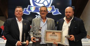 Richard Tims, presidente del Sheffield FC; Giorgio Guerello, presidente del Consiglio Comunale; y Pablo Comas, máximo mandatario albiazul tras el acto. / Foto: www.genoacfc.it.