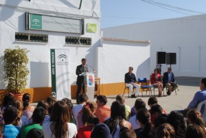 Vicente Zarza durante su discurso en el acto oficial de apertura en el CEIP Sánchez Arjona de Paterna.