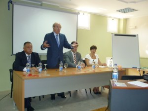 El alcalde de Huelva durante su intervención en la presentación. 