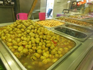 En el Mercado del Carmen de la capital onubense se pueden encontrar multitud de variedades de aceitunas.