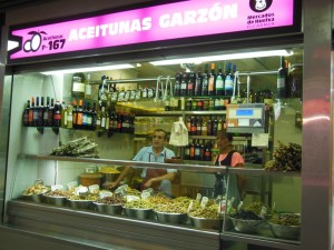 Rafael Garzón junto a su nuera en su puesto de aceitunas del Mercado del Carmen.