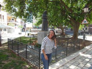 La fotógrafa en la Plaza Isabel la Católica tras su visita a la redacción de Huelva Buenas Noticias.