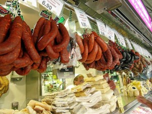 En el Mercado del Carmen se puede encontrar una amplia variedad de chacinas elaboradas en nuestra tierra.