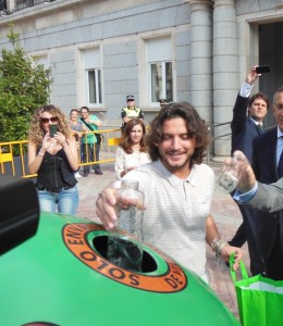 El cantante onubense haciendo una muestra de reciclaje en la puerta del Ayuntamiento de Huelva.