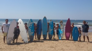 Varios de los surfistas participantes con los miembros del jurado