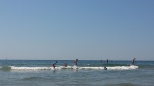 Participantes surfeando en la playa del Mosquito Club