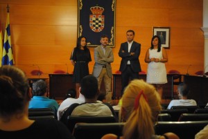 El delegado del Gobierno y el alcalde de Moguer en el encuentro con los trabajadores contratados.